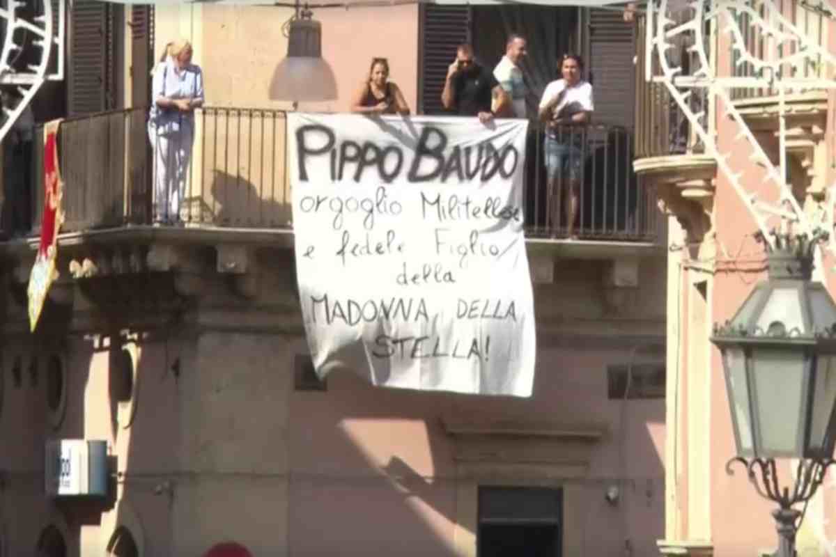 Uno striscione fuori dalla chiesa ricorda Pippo Baudo