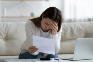 Donna afflitta legge documento