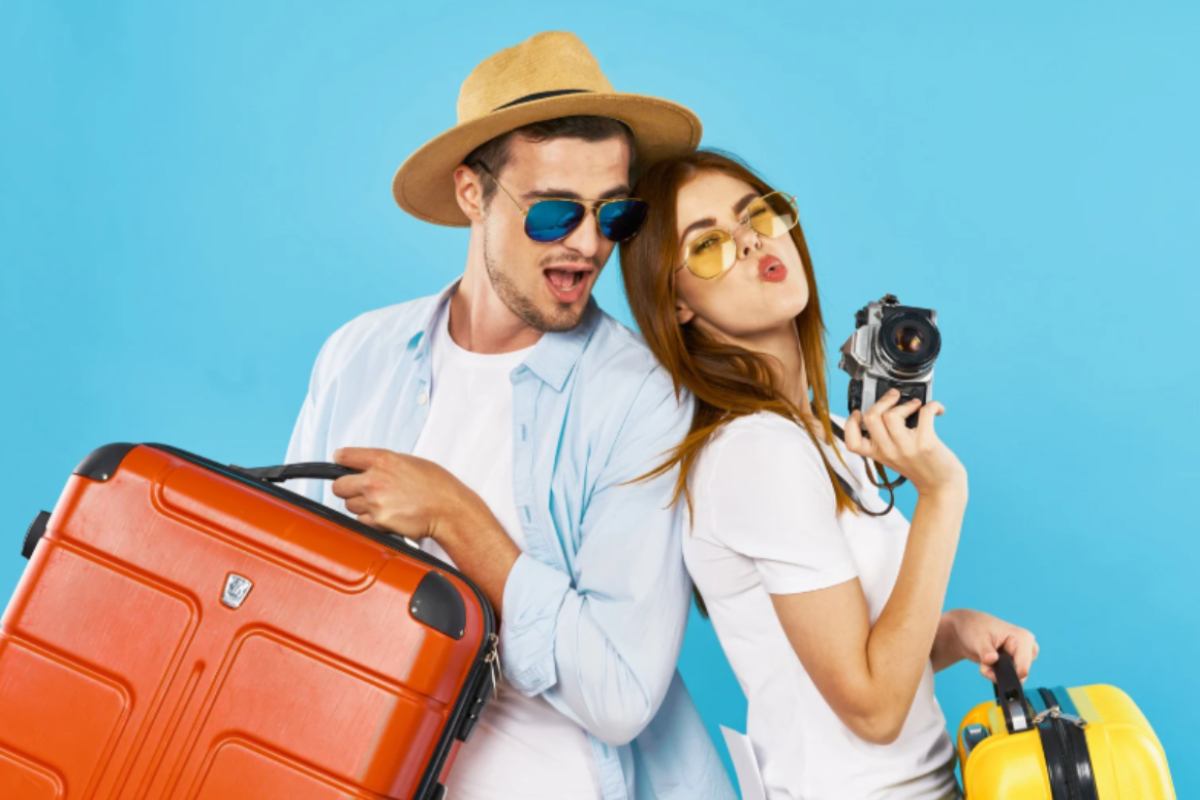 uomo e donna con le valigie e la macchina fotografica